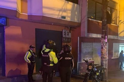 Hombres de la Policía llegaron hasta el lugar de los hechos para recolectar indicios