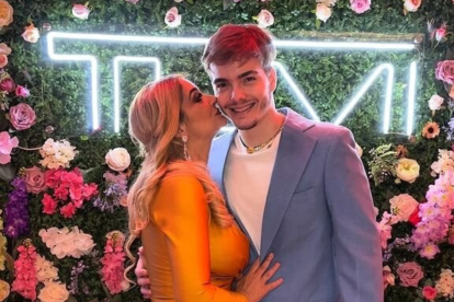 La presentadora Marián Sabaté y su hijo Kenig.