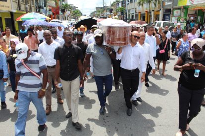 Unas 500 personas, entre amigos, familiares, allegados y líderes políticos, despidieron a Rider Sánchez.