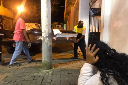 La esposa del guardián lloraba sola fuera de la morgue de Babahoyo.