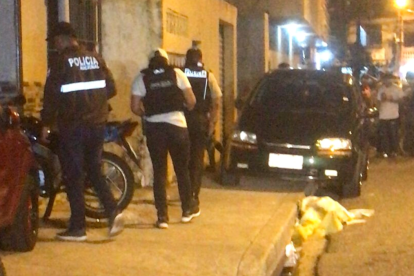La zona fue acordonada por policías para poder realizar sus labores.