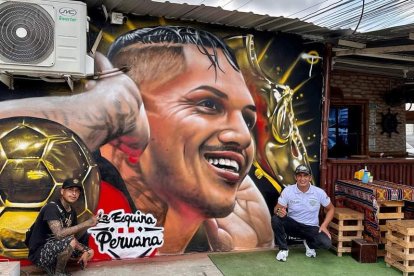 Víctor Díaz (d) inmortalizó con una pintura al delantero peruano Paolo Guerrero.
