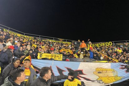 Lo mejor de la Copa Sudamericana, los hinchas de Barcelona aguantando frío.