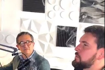 Jan Topic prendió un porro durante una entrevista.