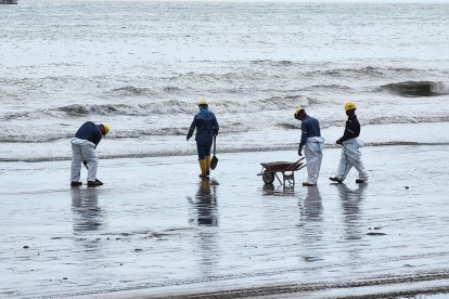 Trabajadores realizan tareas de limpieza en la playa Las Palmas.