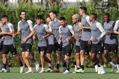 Lionel Messi entrenando con dos ecuatorianos a los costados, Leonardo Campana y Dixón Arroyo.