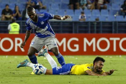 Miller Bolaños (i) fue titular en el triunfo