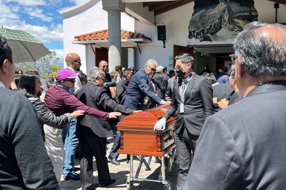 Los restos del periodista fueron velados en un camposanto del norte de la capital.