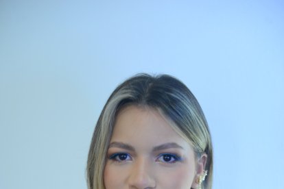 Sella el maquillaje. Rocía agua mineral para que no se corra.