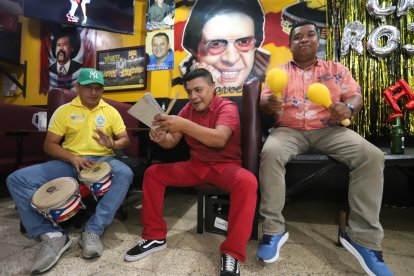 Los clientes del Cabo Rojeño no solo se reúnen a escuchar sino también tocan salsa.