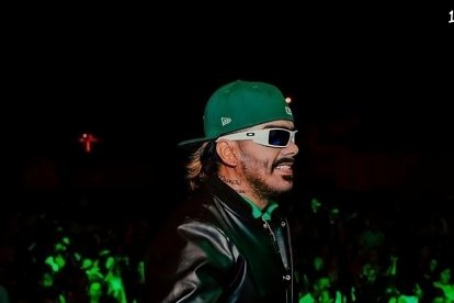 Daniel Zavala interpretando en concierto al doble de Feid.