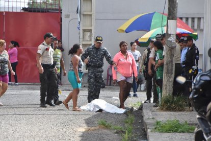 La mujer cayó en la entrada de la escuela, por tres balazos que le impactaron.