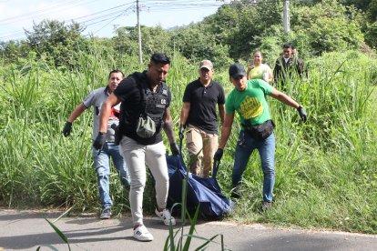 Policías retiraron el cuerpo de una zona de matorrales, en la vía a la costa.