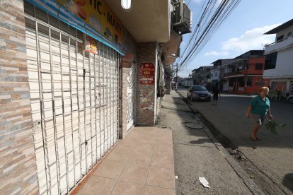 El cadáver de la madre quedó fuera de una tienda, que pertenece a los padres de la fallecida, indicó un policía.