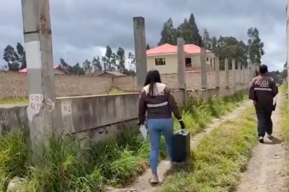 Los vecinos de lugar se hallan conmocionados por el hecho y han comenzado a orar por la vida de la bebé y su madr
