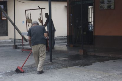 La mañana de este sábado, en el sitio en donde quedó el cadáver se realizó una limpieza.