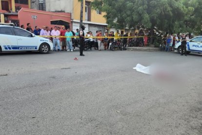 El hombre quedó tendido en la calzada y su cuerpo fue tapado con una sábana hasta que llegara una unidad móvil de Medicina Legal a retirarlo.