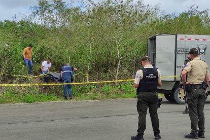 Luego del hallazgo, ambos cuerpos fueron llevados hasta la morgue de Manta.