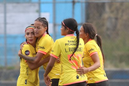 Justine Cuadra quien hizo el gol con que ganó Barcelona a Ñañas en Quito, es felicitada por sus compañeras.