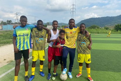 Nery (camiseta amarilla), con varios de sus amigos del peloteo en Socio Vivienda 2.