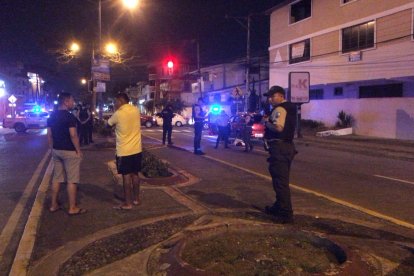 En el sitio hubo conmoción por lo ocurrido. Agentes policiales llegaron al sitio para indagar el caso.