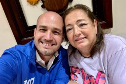 El alcalde Agustín Intriago junto a su mamá.