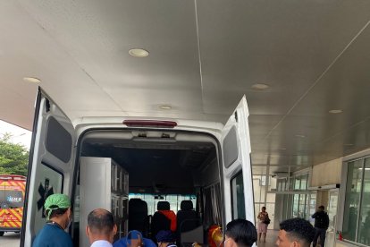 El uniformado fue llevado a un hospital y luego a una clínica, donde se mantiene estable.