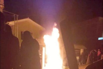 Parroquiano de Baños, en Cuenca, quemaron motos de presuntos antisociales.