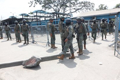 En los exteriores de la Penitenciaría del Litoral se mantiene personal de las Fuerzas Armadas y policías. El sábado iniciaron los incidentes.
