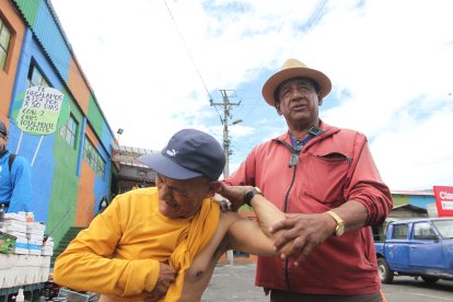 El doctor masaje atiende a unas seis personas al día.