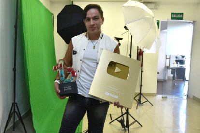 SoySuco luce con el premio de TikTok y la placa que obtuvo con el millón de suscriptores en YouTube.