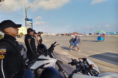 La Policía Nacional vigila el Malecón del balneario de la provincia del Guayas.