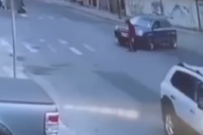 El carro le pasó por encima y se levantó como si nada.