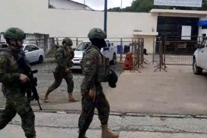 Policías y militares están controlando el centro carcelario.