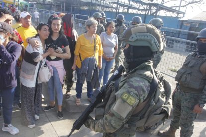 Personas aún piden información por sus familiares dentro de la Penitenciaría del Litoral.