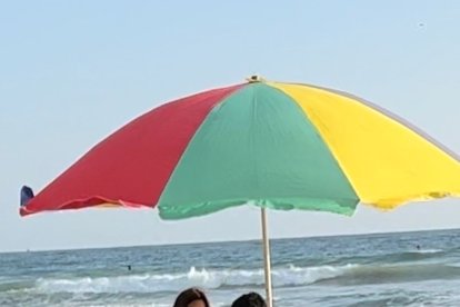 La pareja compartiendo de una tarde romántica en el mar.