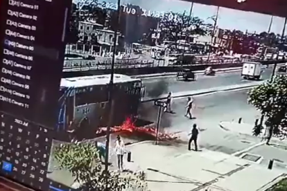 Un bus con pasajeros fue incendiado por antisociales