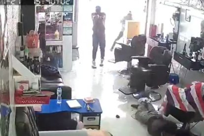 Una cámara de seguridad captó el momento del crimen en la peluquería en Caupicho, sur de Quito.
