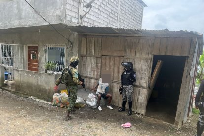 El momento de la detención de un hombre en Esmeraldas.
