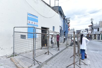 Algunos familiares esperaban noticias de los reos afuera del Centro de Detención Provisional de El Inca