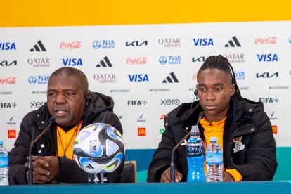 Bruce Mwape se mostró molesto con las preguntas sobre acoso sexual y a su capitana, Barbra Banda, se le interrumpió antes que responda.