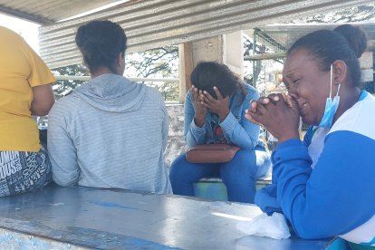 A Maribel Caicedo (chaqueta jean)  le avisaron por teléfono que su hijo era uno de los muertos.