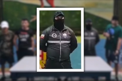 En el vídeo del 'mensaje al país' de parte de Fito, aparece un hombre con chaleco de Inteligencia, de la Policía Nacional del Ecuador.