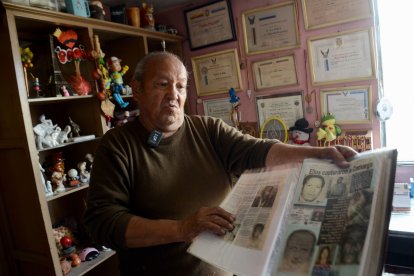 Fernando Gómez muestra las publicaciones del caso que tuvo en la expectativa a todo el país.