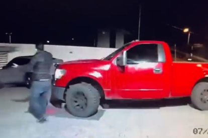 Los vehículos llegan y empiezan a cercar a la víctima.