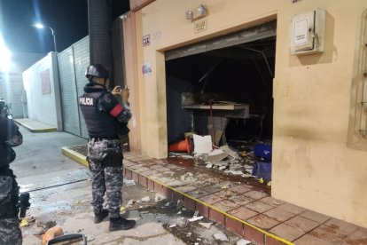 En una gasolinera de Pascuales delincuentes en moto lanzaron un explosivo.