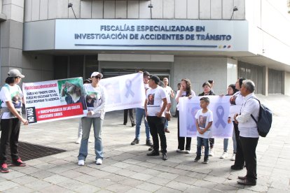 Los parientes de dos fallecidos en el accidente hicieron un plantón afuera de la Fiscalía de Tránsito en Quito.