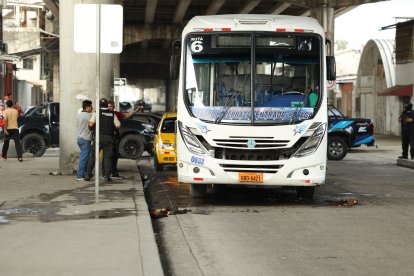El bus fue incendiado en la tarde del martes 25. La Fetug analizó suspender el servicio general.