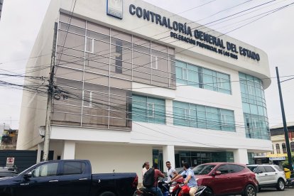 Al pie del edificio, los familiares están a la espera de noticias de sus desaparecidos.