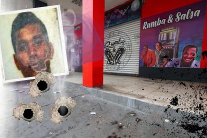 El cadáver del  venezolano Edgar Gutiérrez quedó junto al bar del centro de diversión.